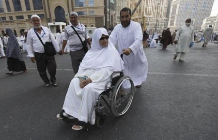 قصة مصورة : المسلمون يؤدون صلاة الجمعة في المسجد الحرام
