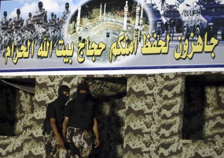 قصة مصورة :  القوات الأمنية المشاركة في الحج تستعرض مهاراتها