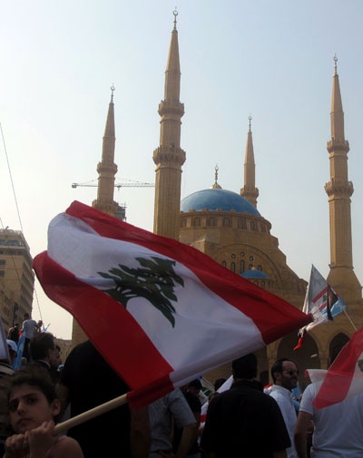 الآلاف يشيعون جثمان وسام الحسن في بيروت