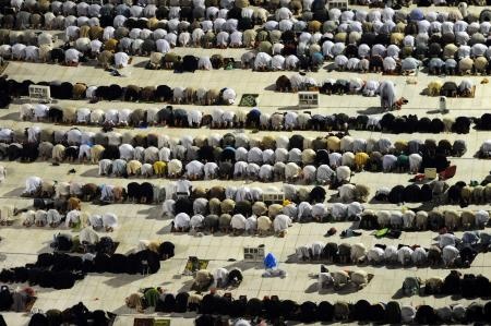 قصة مصورة: الحجاج يستعدون لقضاء أول أيام الحج غدا الأربعاء