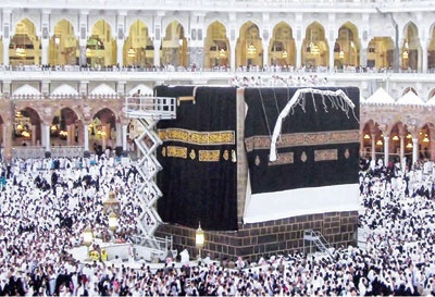30 عاملاً يستبدلون كسوة الكعبة المشرفة.. اليوم