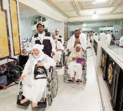«الطوافة».. خدمة يتشرف  بها 20 ألف مطوف