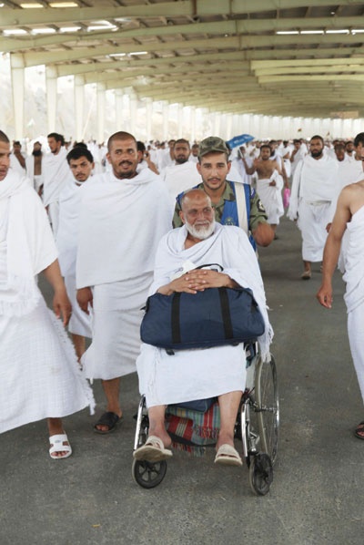 حجاج يتغلبون على إعاقتهم بالإصرار على أداء المناسك
