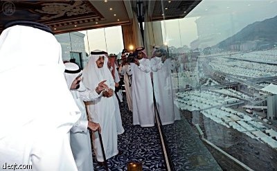 خادم الحرمين يصل إلى منى للإشراف على راحة الحجاج