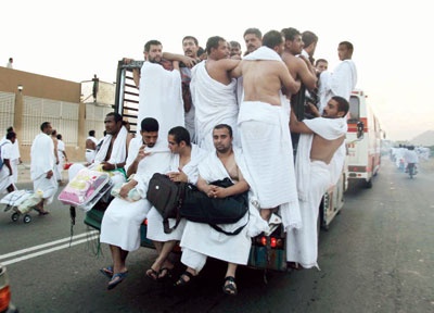 الحجاج ينفرون من عرفات إلى مزدلفة
