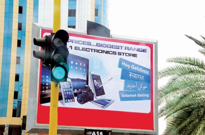 تجار يتصيدون الحجاج بلغاتهم