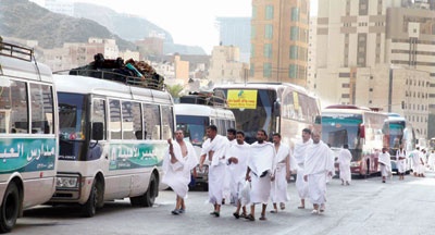 حجاج يؤدون النسك مشيا على الأقدام