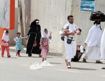 حجاج يتجاهلون تحذيرات «الصحة» ويصطحبون أطفالهم في المناسك