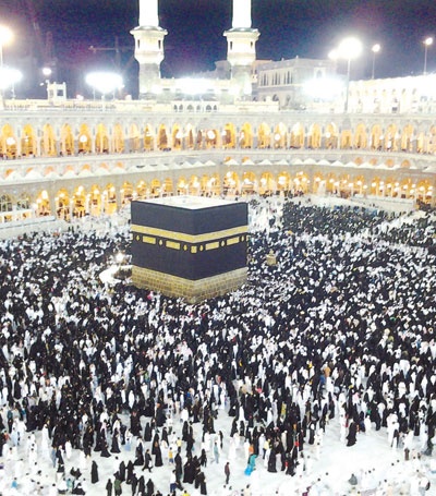 مشهد يتكرّر سنويا.. اللون الأبيض في عرفة والأسود يكسو الحرم