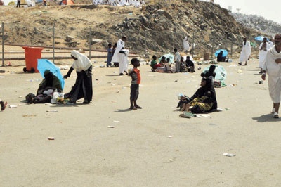 متسولون يستدرِّون عواطف الحجاج لجمع الأموال