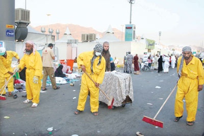 بدء نقل 30 ألف طن «نفايات» من «منى»