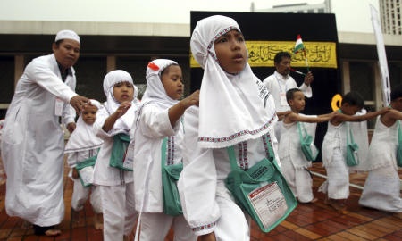قصة مصورة : الأطفال يتعلمون نسك الحج في اندونيسيا