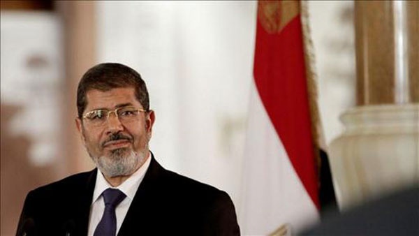 مصر: احتجاجات ضد إعلان دستوري أصدره مرسي ومظاهرات مؤيدة له