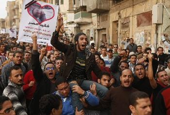 مصر.. اشتباكات بالتحرير و"مليونية ضد الاعلان الدستوري"