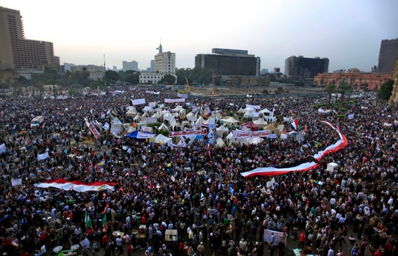 وزارة الصحة المصرية تعلن وفاة متظاهر في التحرير وتواصل الاحتجاجات الرافضة للإعلان الدستوري