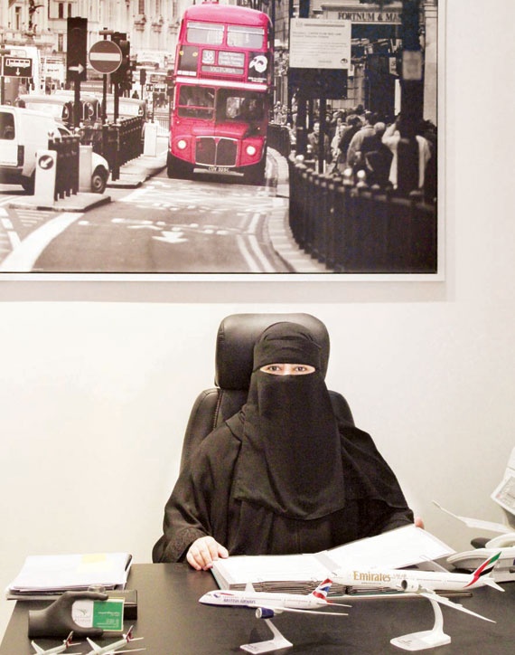 أول فتاة سعودية تنشئ مشروع مكتب سياحي بكوادر وطنية نسائية