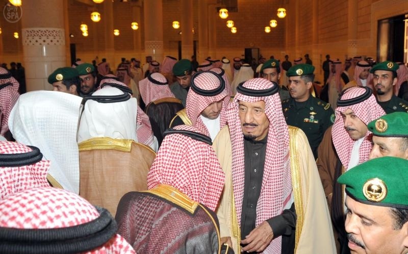 ولي العهد يؤدي صلاة الميت على الأمير فيصل بن سعود بن عبدالعزيز