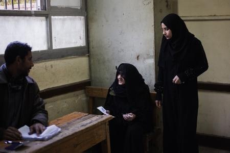 فتح صناديق الاقتراع في المرحلة الثانية من الاستفتاء على مشروع الدستور المصري