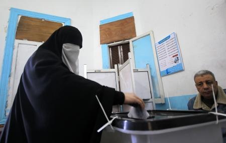 فتح صناديق الاقتراع في المرحلة الثانية من الاستفتاء على مشروع الدستور المصري