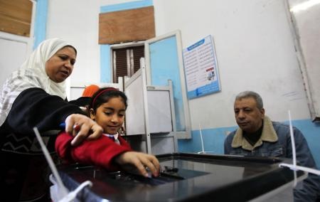 فتح صناديق الاقتراع في المرحلة الثانية من الاستفتاء على مشروع الدستور المصري