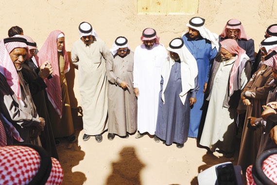 كبار سن يتحدّون علماء الفلك في دخول المربعانية بـ «الطنطورة»