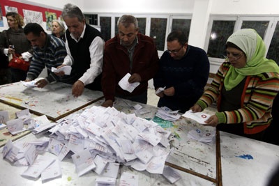 قصة مصورة .. الاخوان المسلمين : 64% من المشاركين في الاستفتاء وافقوا على الدستور المصري