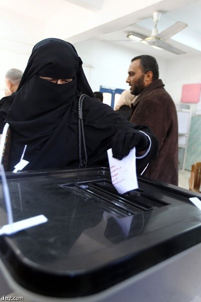قصة مصورة .. الاخوان المسلمين : 64% من المشاركين في الاستفتاء وافقوا على الدستور المصري
