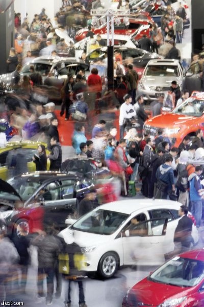 زوار في المعرض الدولي للسيارات الذي أقيم في مدينة تايبيه التايوانية. وتسعى تايوان إلى دعم الاقتصاد وجذب السياح لإنعاش النمو