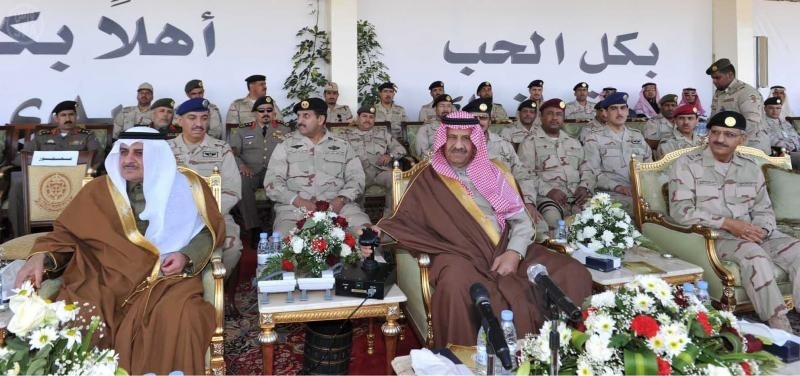 الأمير خالد بن سلطان يزور قيادة المنطقة الشمالية الغربية