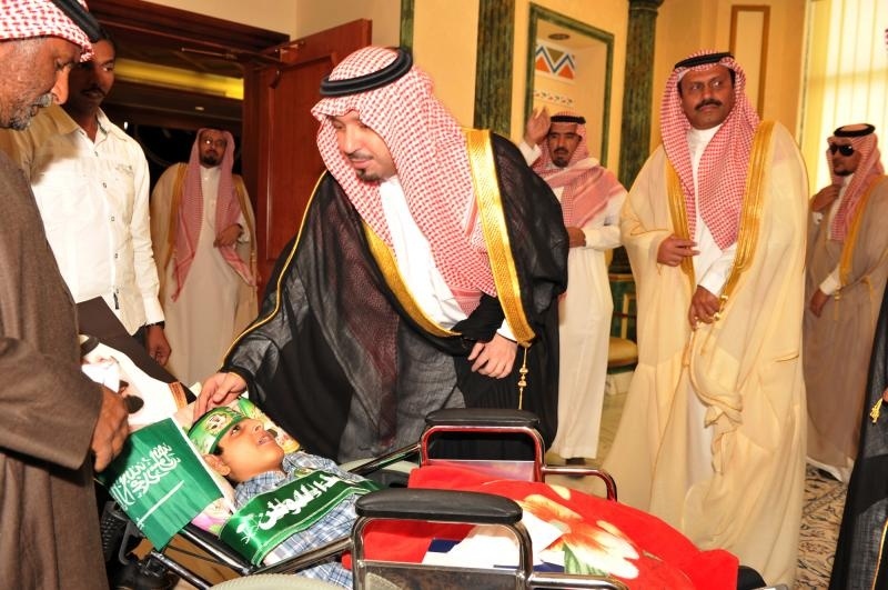 أمير نجران يسلم سيارة مجهزة لأحد المعاقين