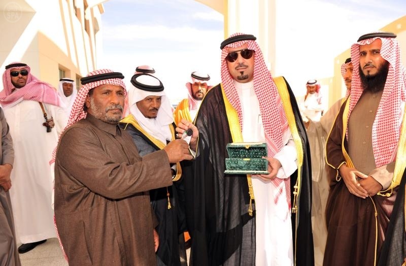 أمير نجران يسلم سيارة مجهزة لأحد المعاقين