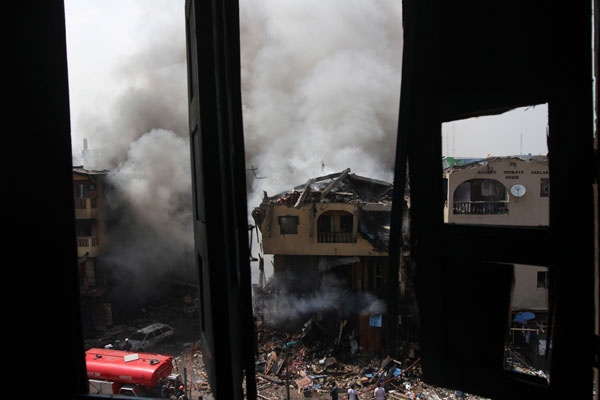 قصة مصورة : حريق هائل في مستودع للألعاب النارية في نيجيريا
