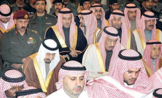 ولي العهد يصلي على تركي بن سلطان ووالدة فيصل بن خالد