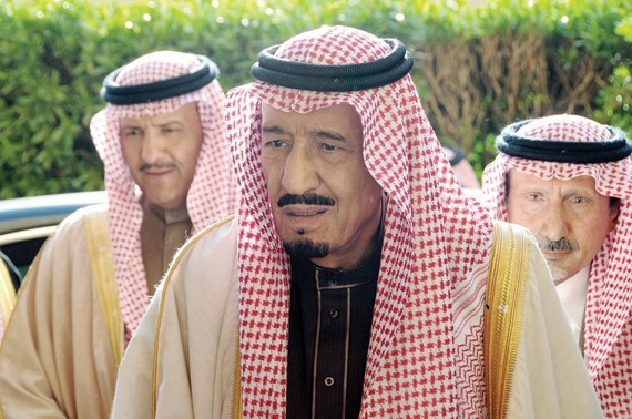 ولي العهد يصلي على تركي بن سلطان ووالدة فيصل بن خالد