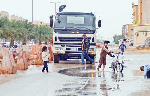 ناس وناس:أطفال يلهون عقب الأمطار التي هطلت في بريدة أمس الأول بالقرب من حفريات بعيدا عن رقابة الأسرة