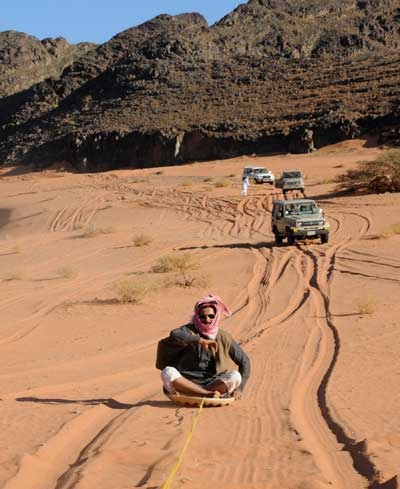 قصة مصورة: شبان يمارسون هواية التزلج على الرمال