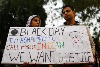 أسرة الشابة الهندية التي قضت بعد تعرضها لاغتصاب الجماعي تطالب بإعدام الجناة