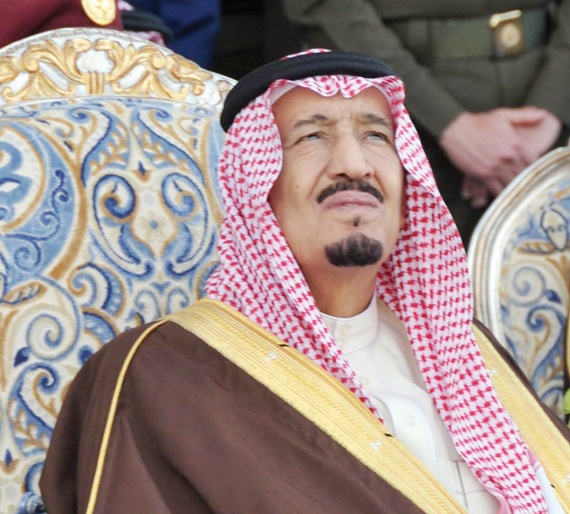 الأمير سلمان يشاهد عرضا جويا لدى حضوره حفل تخرج دفعة من ضباط كلية الملك فيصل الجوية أمس. واس