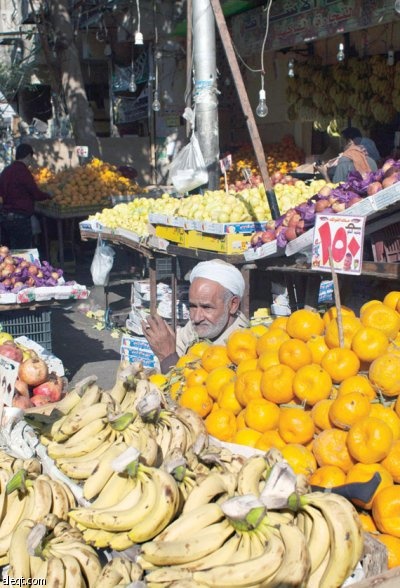 بائع يعرض الفواكه وعليها بطاقات أسعار في القاهرة