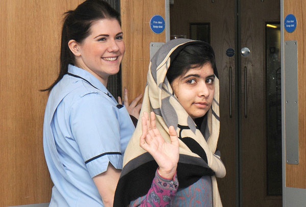 الفتاة الباكستانية مالالا تغادر المستشفى في بريطانيا