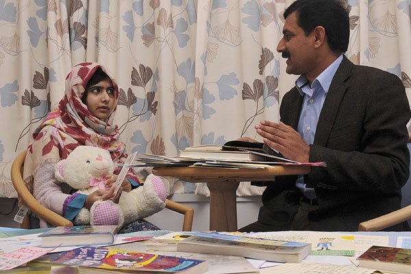 الفتاة الباكستانية مالالا تغادر المستشفى في بريطانيا