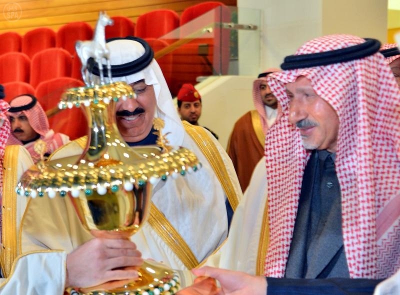 نائب أمير الرياض يسلم كأسي ولي العهد لأصحاب الجياد الفائزة