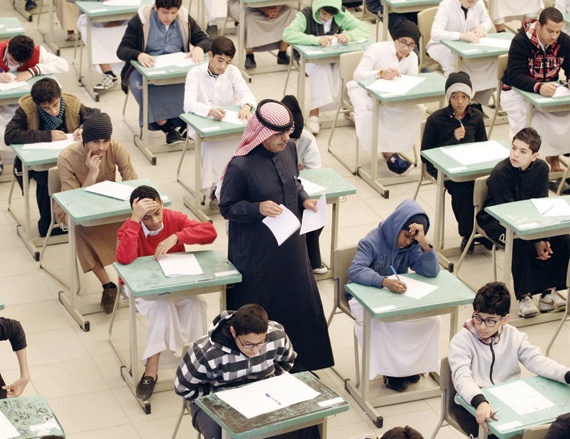 طلاب يؤدون الاختبارات داخل قاعة إحدى المدارس في الرياض