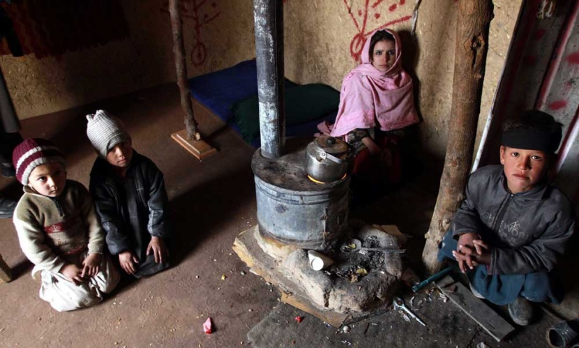 قصة مصورة: أطفال يحتمون بالنار في كابول