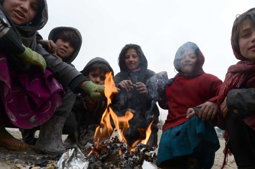 قصة مصورة: أطفال يحتمون بالنار في كابول