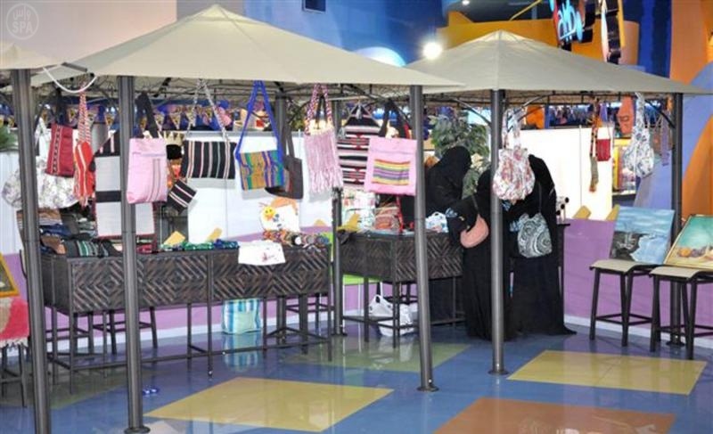 62 حرفية يسوقن إنتاجهن في 6 مراكز تجارية في خمس مناطق