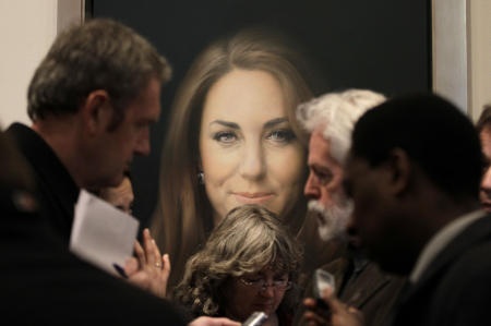 قصة مصورة : أول لوحة رسمية لدوقة كامبريدج تحظى بإشادة متفاوتة