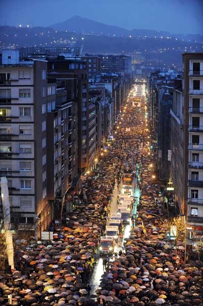اسبانيا : الآلاف من الناس يشاركون في مسيرة تطالب بنقل سجناء ايتا   الى اقليم الباسك