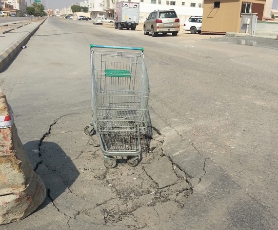قصة مصورة : حفر شوارع الرياض .. أضرار مادية وبشرية