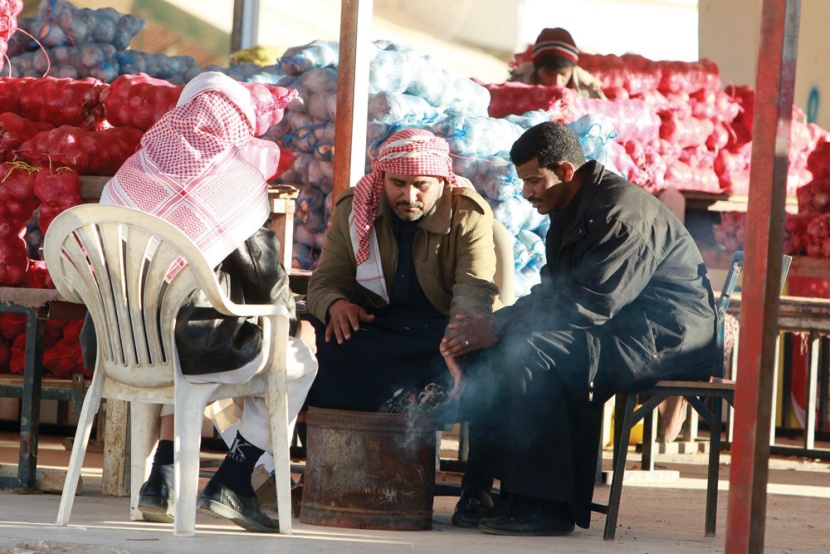 دفع البرد القاسي في ساعات الصباح الأولى أمس في الرياض، العاملين في سوق الخضار إلى إشعال حطب من أجل التدفئة.